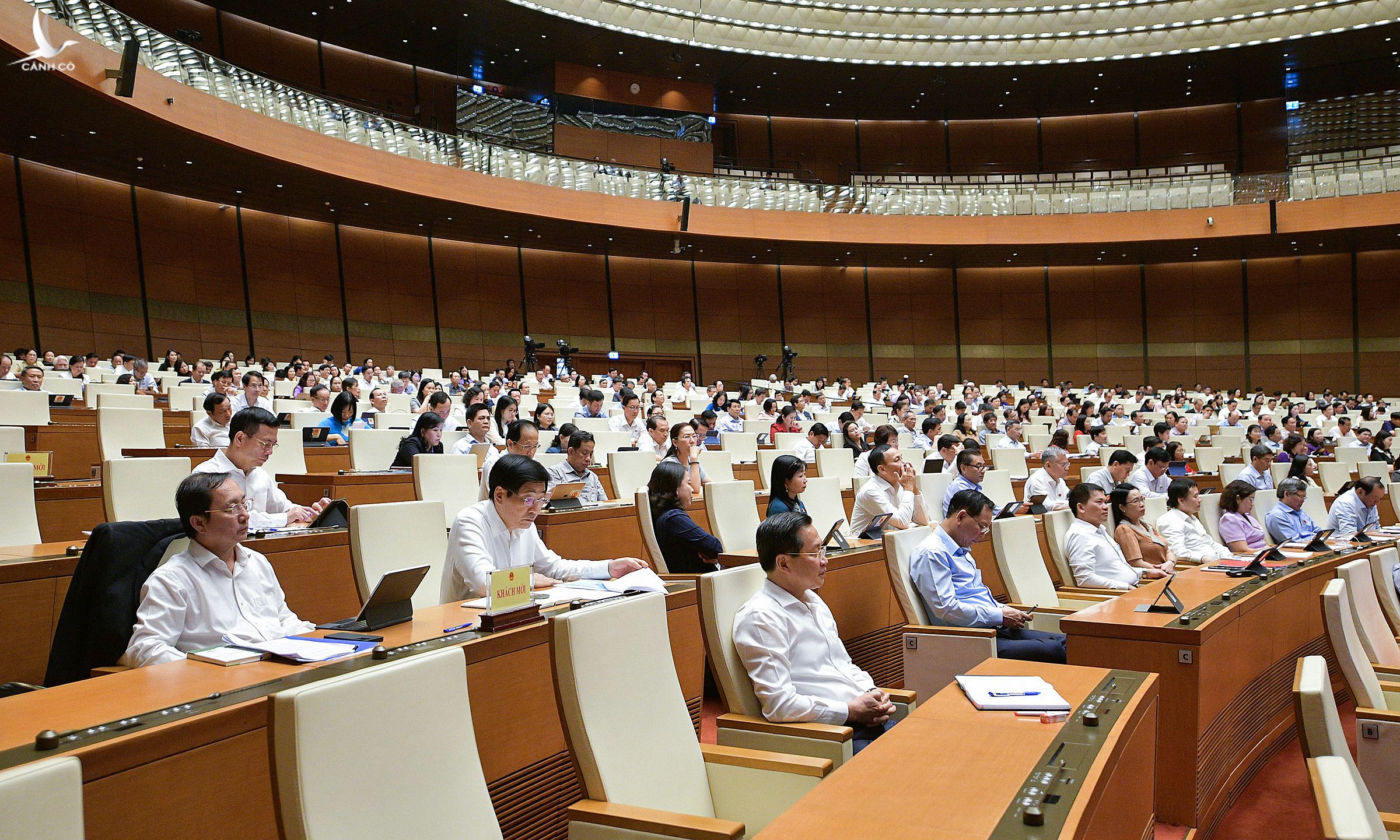 Các đại biểu tại Hội trường Diên Hồng thảo luận kinh tế - xã hội ngày 31/10.