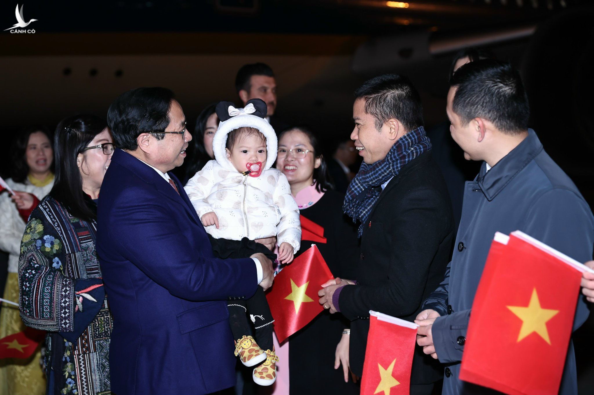 Cán bộ, nhân viên sứ quán và cộng đồng người Việt tại Thổ Nhĩ Kỳ đón Thủ tướng và phu nhân tại sân bay ở Ankara ngày 28/11.