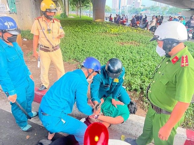 Lực lượng chức năng khống chế nghi phạm dưới gầm cầu vượt Nguyễn Tri Phương, quận 5.