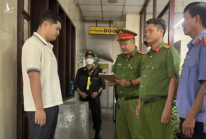 Công an đọc lệnh bắt Lê Dương, phó giám đốc Công ty Thành Bưởi.