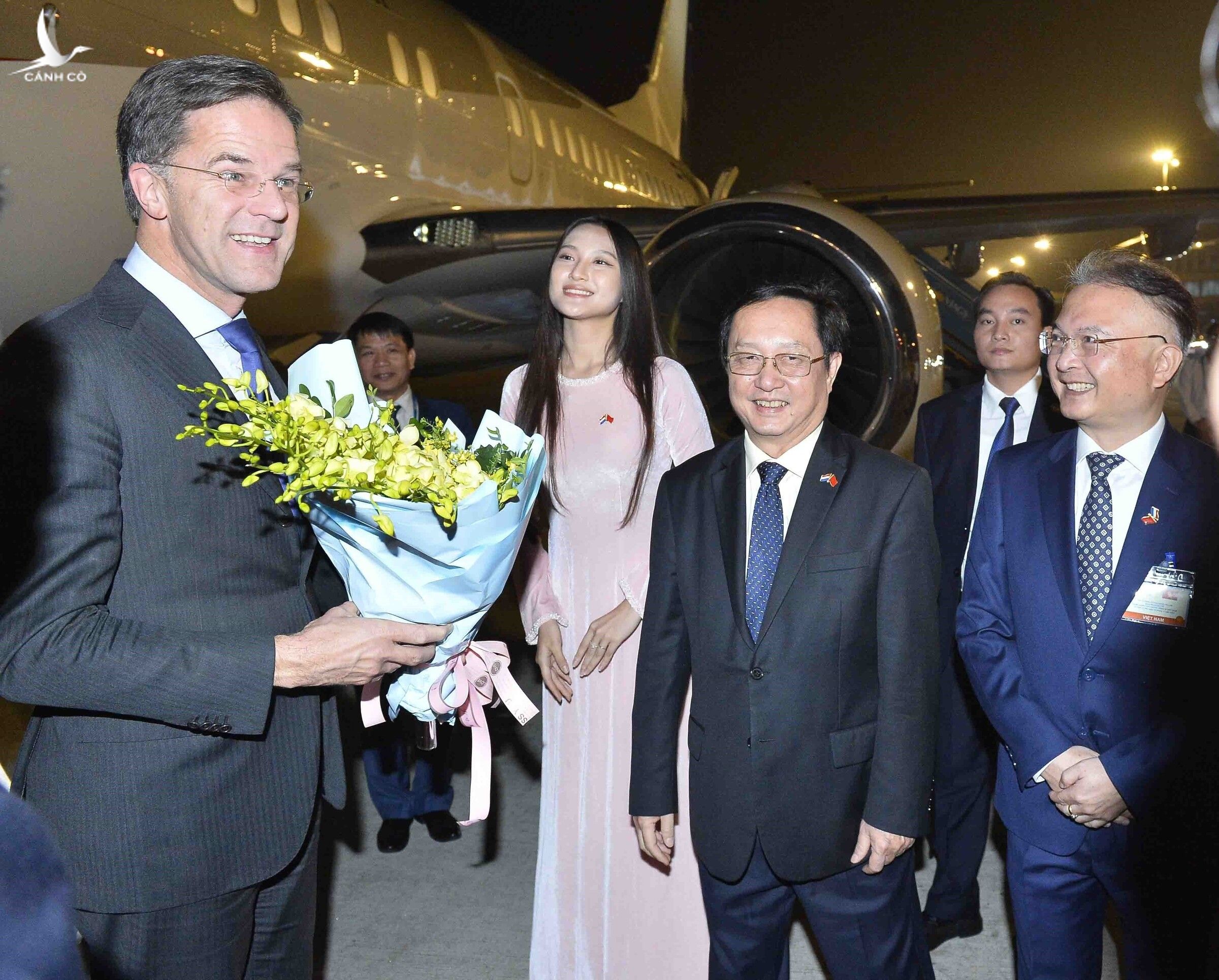 Bộ trưởng Khoa học và Công nghệ Huỳnh Thành Đạt, Đại sứ Việt Nam tại Hà Lan Ngô Hướng Nam đón Thủ tướng Hà Lan Mark Rutte (trái) tại sân bay Nội Bài tối 1/11.