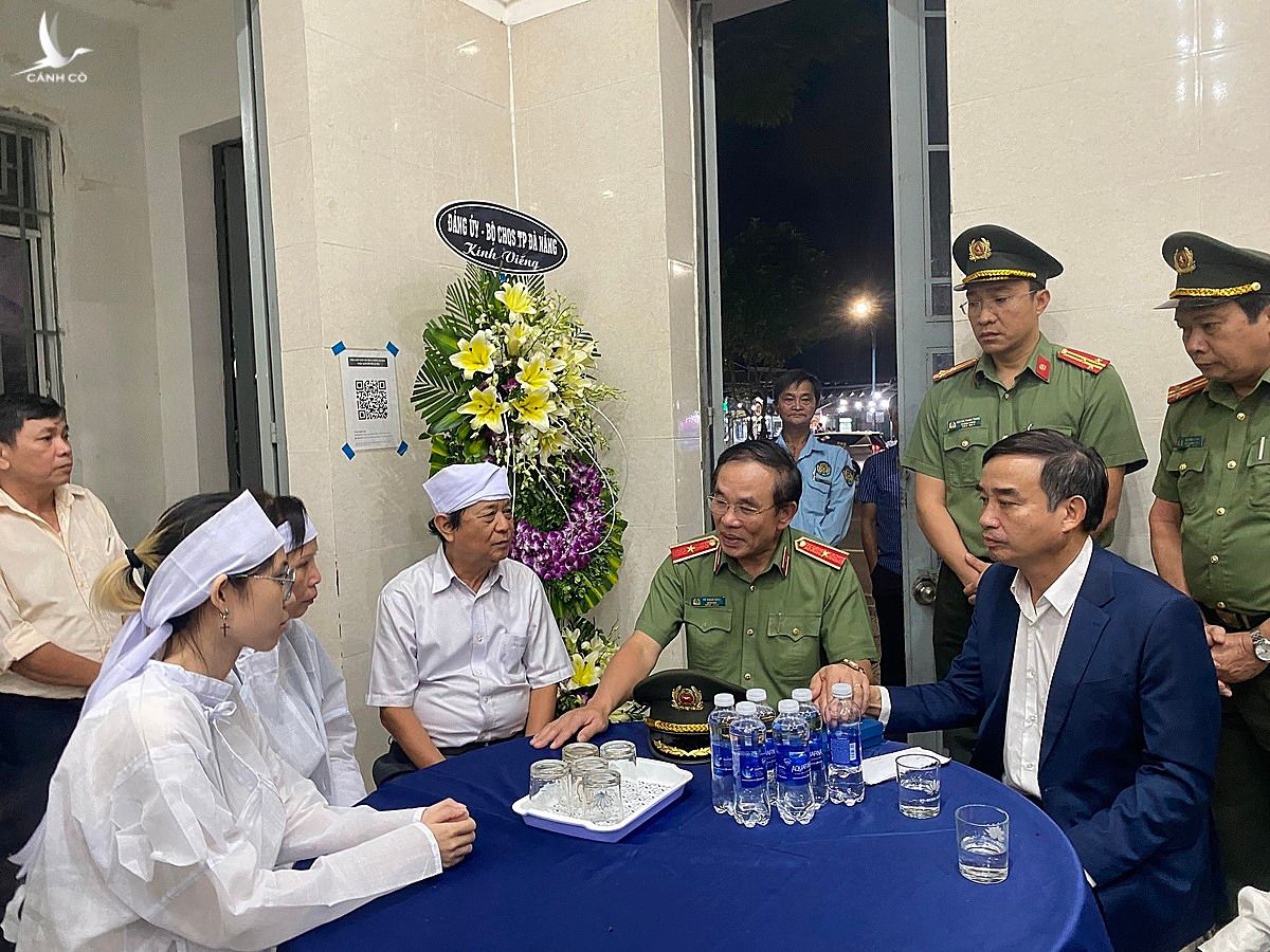 Chủ tịch UBND TP Đà Nẵng Lê Trung Chinh (bên phải), chia sẻ với gia đình nạn nhân Thành, tối 23/11.