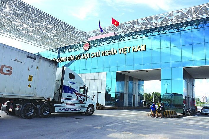 Hoạt động xuất nhập khẩu với Trung Quốc qua cửa khẩu Bắc Luân II (TP Móng Cái, Quảng Ninh).