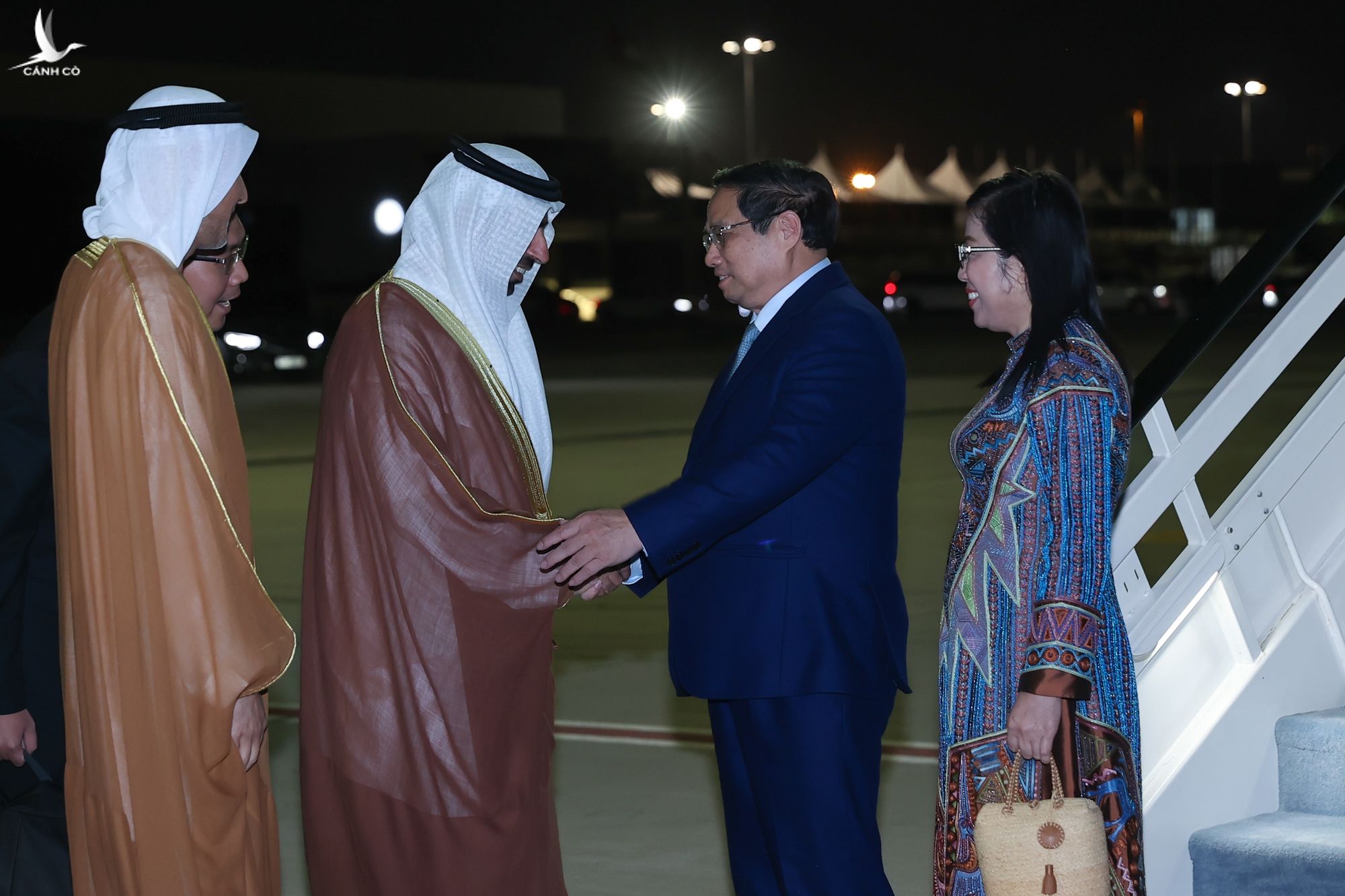 Thủ tướng Phạm Minh Chính và phu nhân Lê Thị Bích Trân đến sân bay Al Maktoum, thành phố Dubai (UAE) tối 30/11.