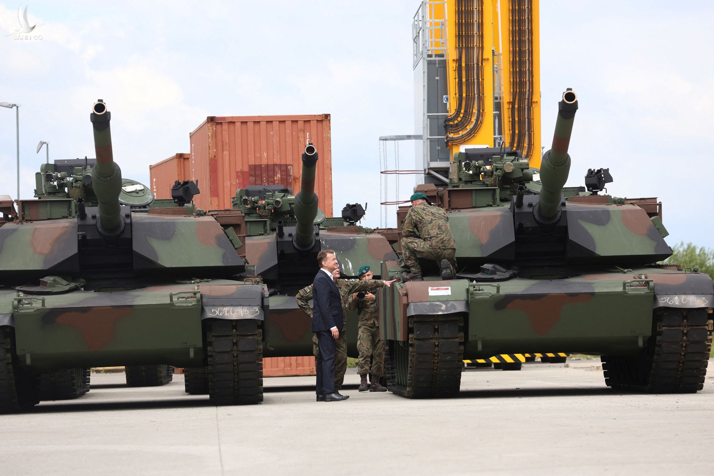 Bộ trưởng Quốc phòng Ba Lan Mariusz Blaszczak tại lễ tiếp nhận lô 14 xe tăng Abrams M1A1 do Mỹ sản xuất tại Szczecin ngày 28/6