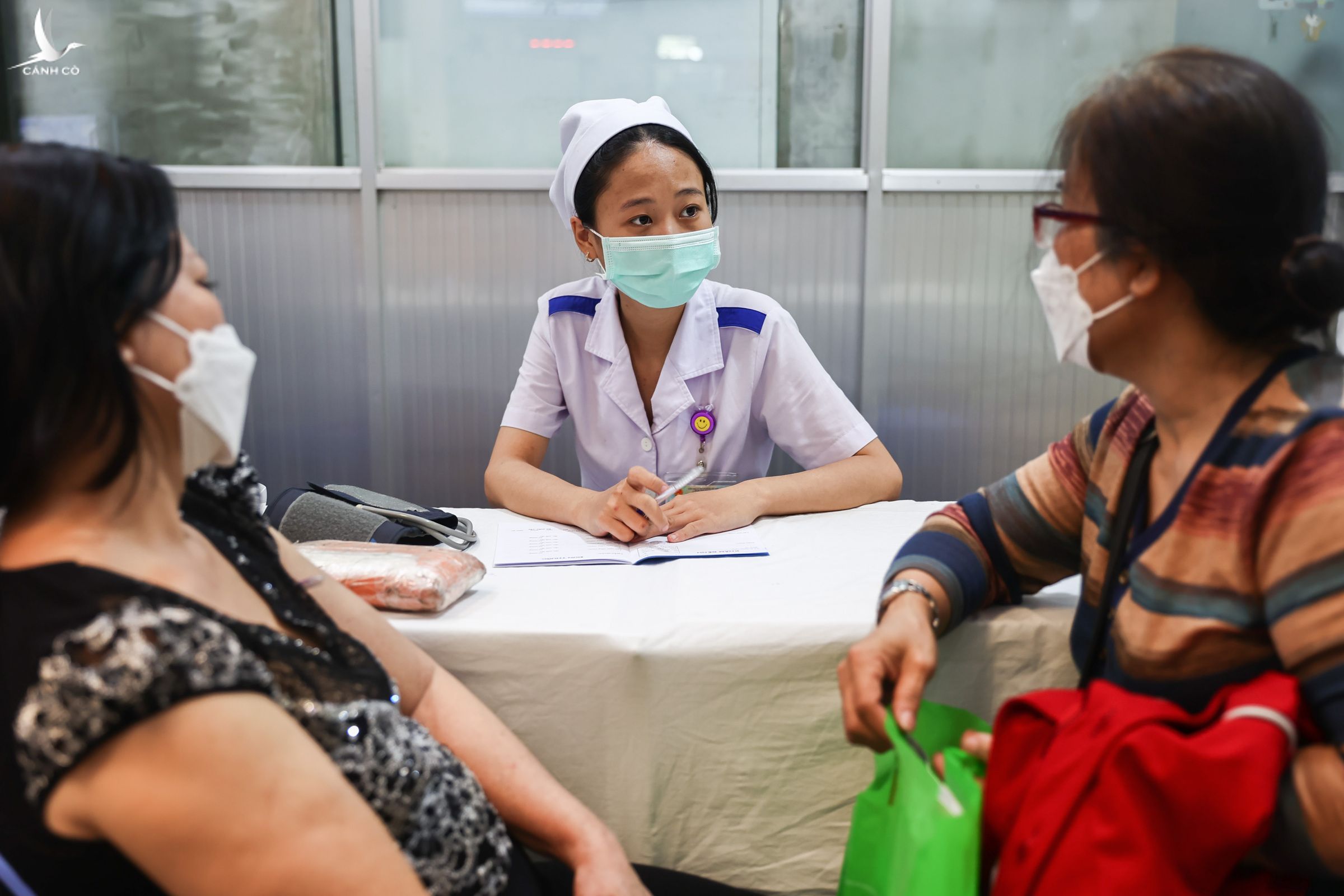 Nhân viên y tế tư vấn bệnh nhân tại Bệnh viện Nhiệt đới TP.HCM, tháng 4/2023.
