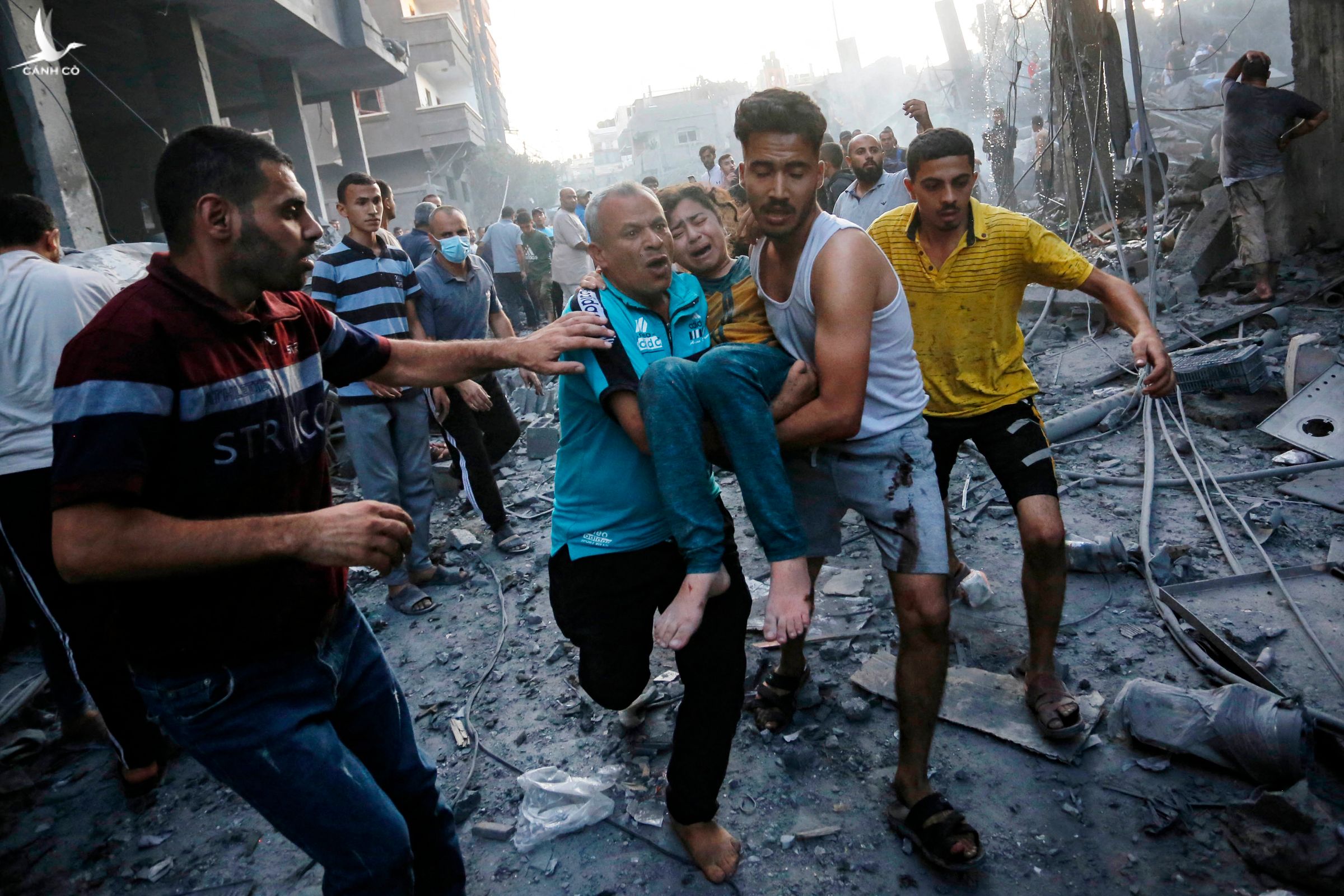 Nhóm người di chuyển bé gái bị thương sau cuộc tập kích của Israel ở Dải Gaza ngày 18/10.