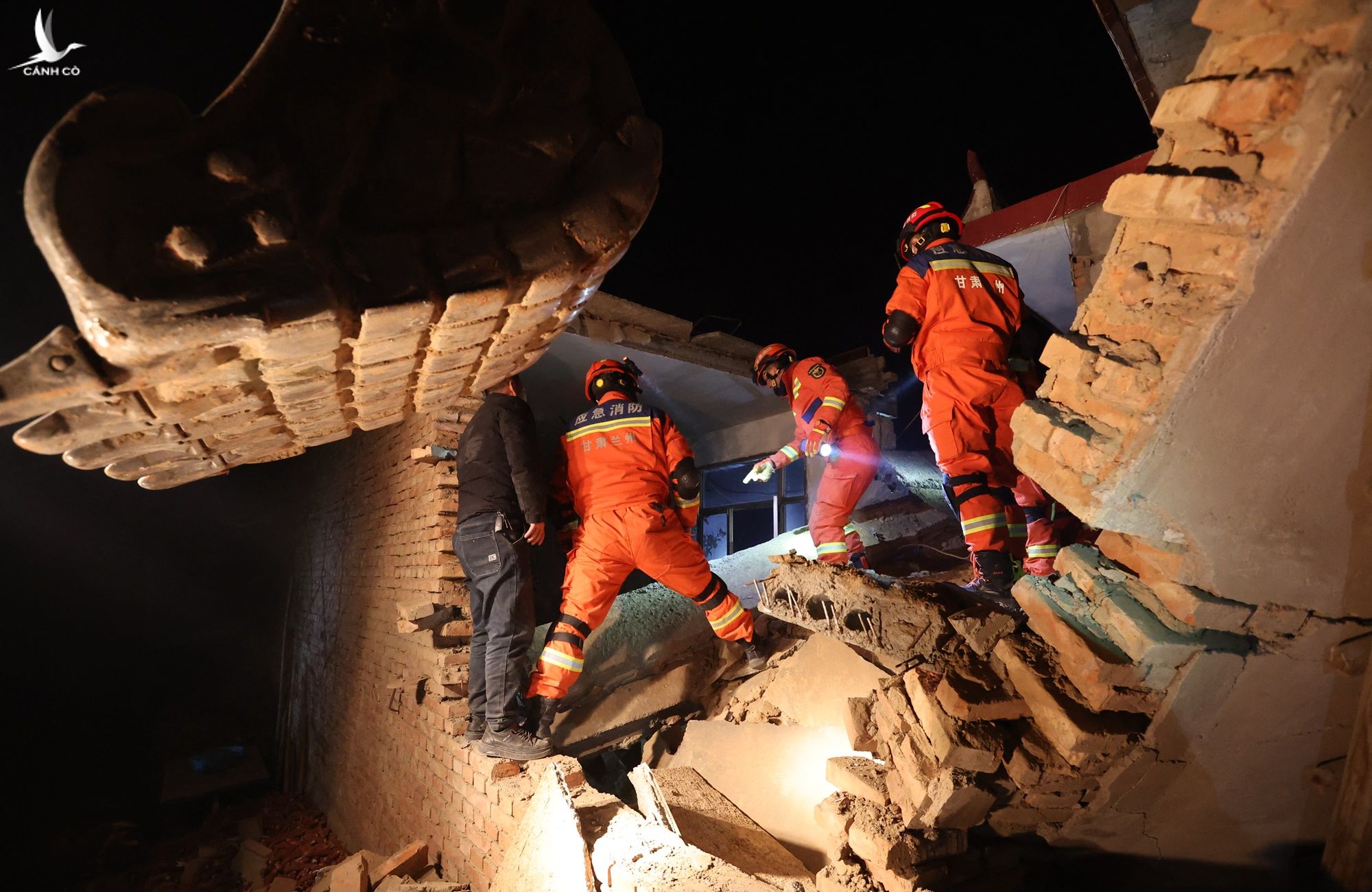 Nhân viên cứu hộ tại hiện trường vụ động đất ở tỉnh Cam Túc, Trung Quốc, hôm 18/12.