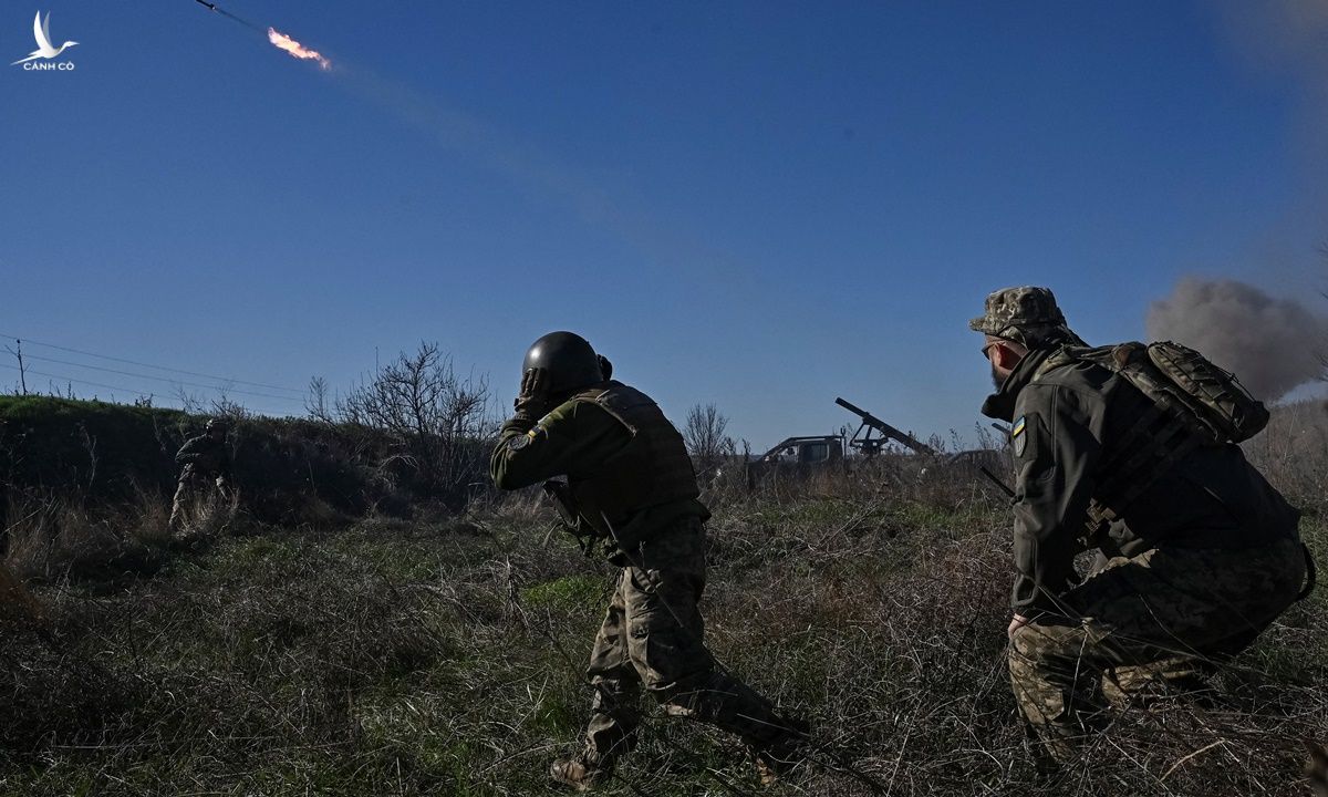 Binh sĩ Ukraine khai hỏa về phía lực lượng Nga ở Zaporizhzhia hồi tháng 11.