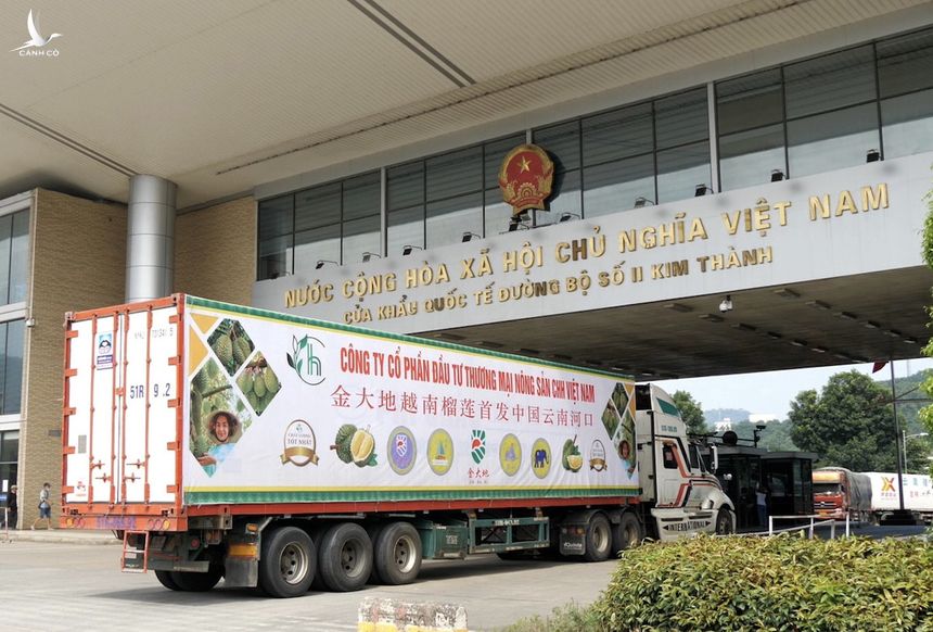 Xe chở nông sản xuaasat khẩu tại Cửa khẩu quốc tế đường bộ số II Kim Thành