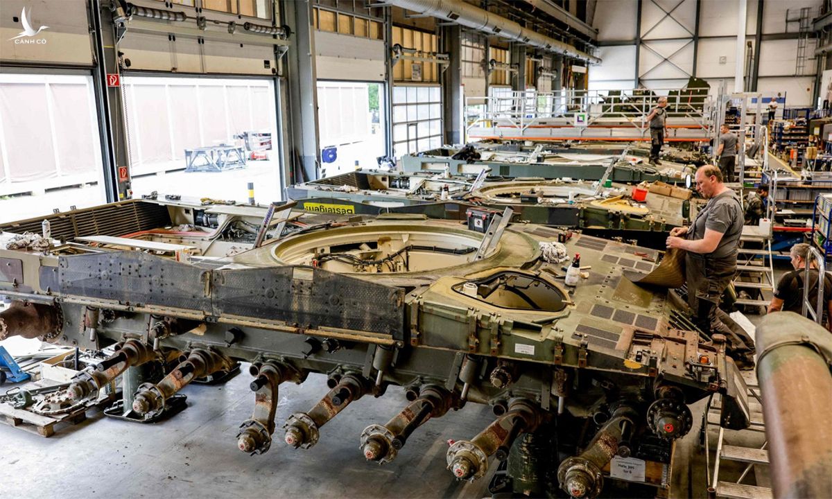 Kỹ thuật viên tại dây chuyền chế tạo xe tăng chủ lực Leopard 2 ở nhà máy Rheinmetall tại Unterluess, Đức ngày 6/6. 