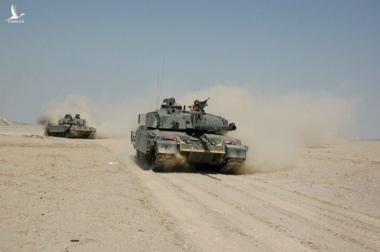 Binh sĩ Anh tuần tra bằng xe tăng Challenger 2 tại sa mạc gần Basra, Iraq năm 2006.