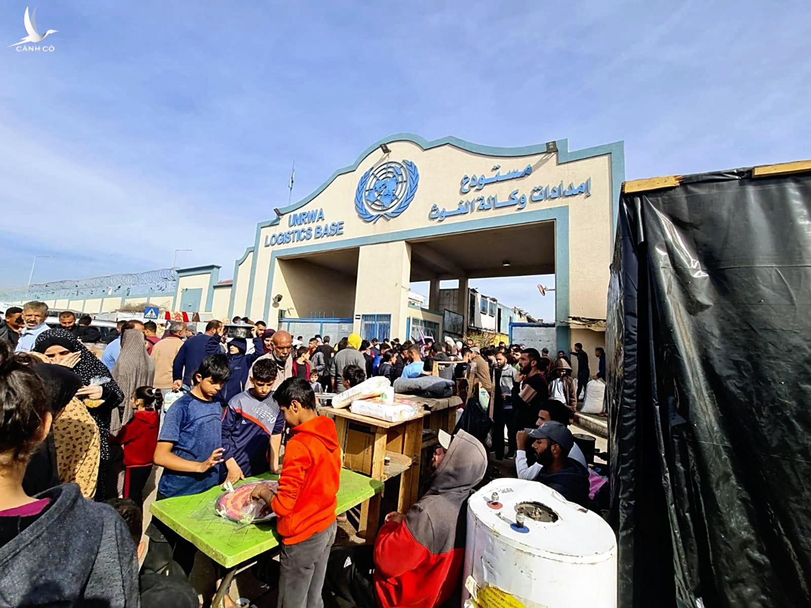 Người Palestine tại trung tâm hậu cần của UNRWA tại Rafah, ngày 17/12.