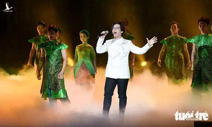 Ca sĩ Hà Anh Tuấn tham gia chương trình nghệ thuật chào mừng Đại hội.