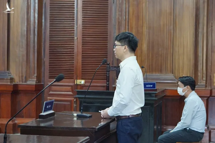 Bị cáo Nguyễn Văn Tùng (đứng) và bị cáo Nguyễn Quốc Tuấn tại phiên tòa.