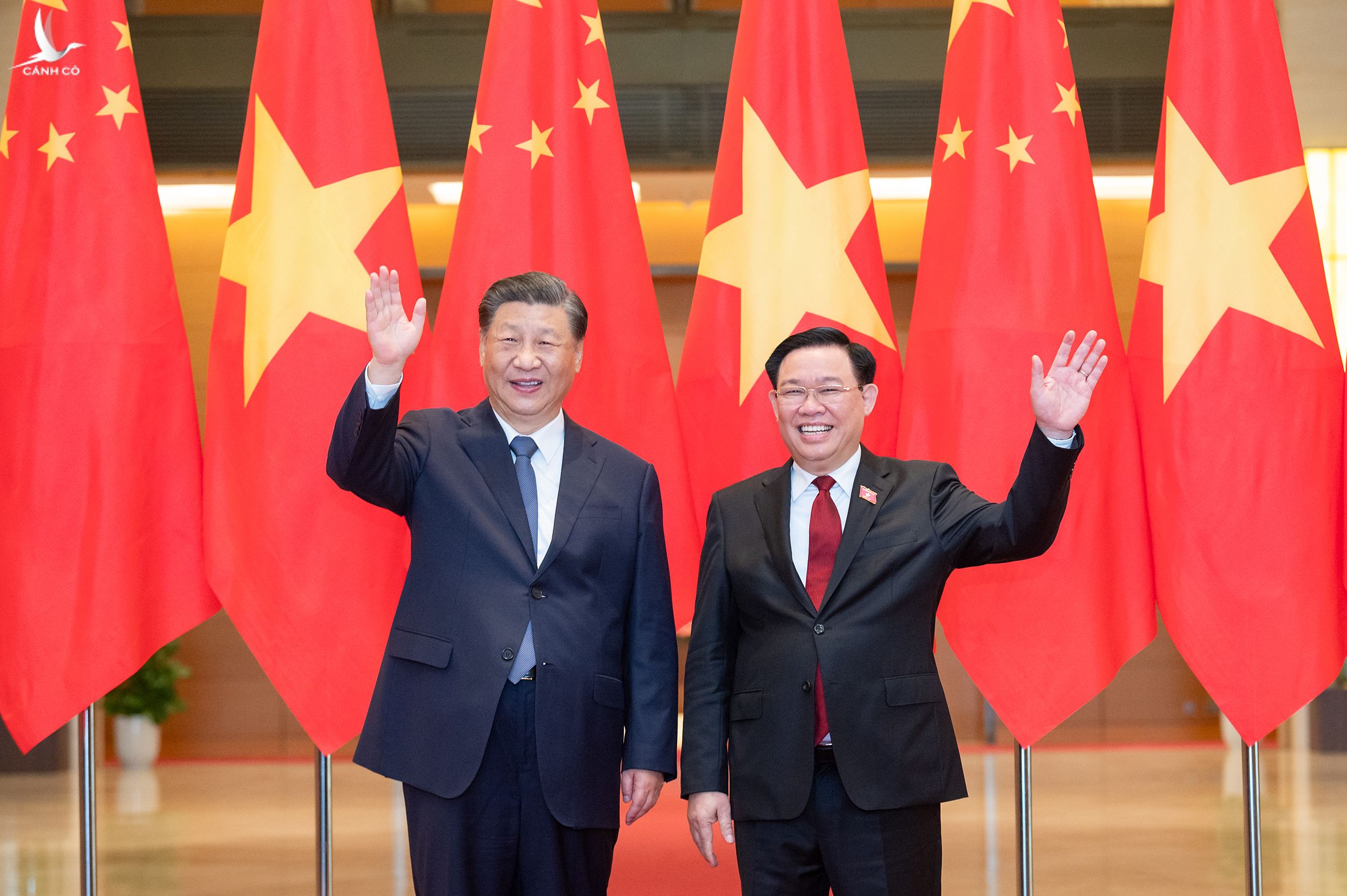Chủ tịch Quốc hội Vương Đình Huệ bắt tay Tổng bí thư, Chủ tịch nước Trung Quốc Tập Cận Bình ngày 13/12. 