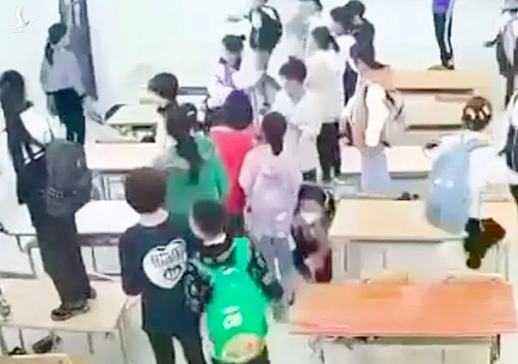 Cảnh cô giáo bị học sinh “nhốt” trong lớp học.