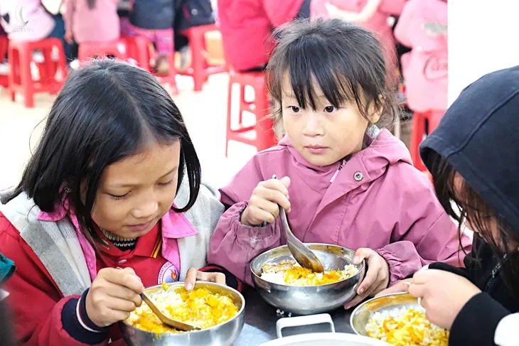 Học sinh Trường phổ thông dân tộc bán trú tiểu học Hoàng Thu Phố 1 với bữa ăn bán trú trưa 19-12.