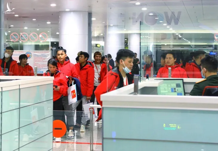 Công dân được sơ tán từ Myanmar làm thủ tục nhập cảnh tại sân bay Nội Bài ngày 5-12.