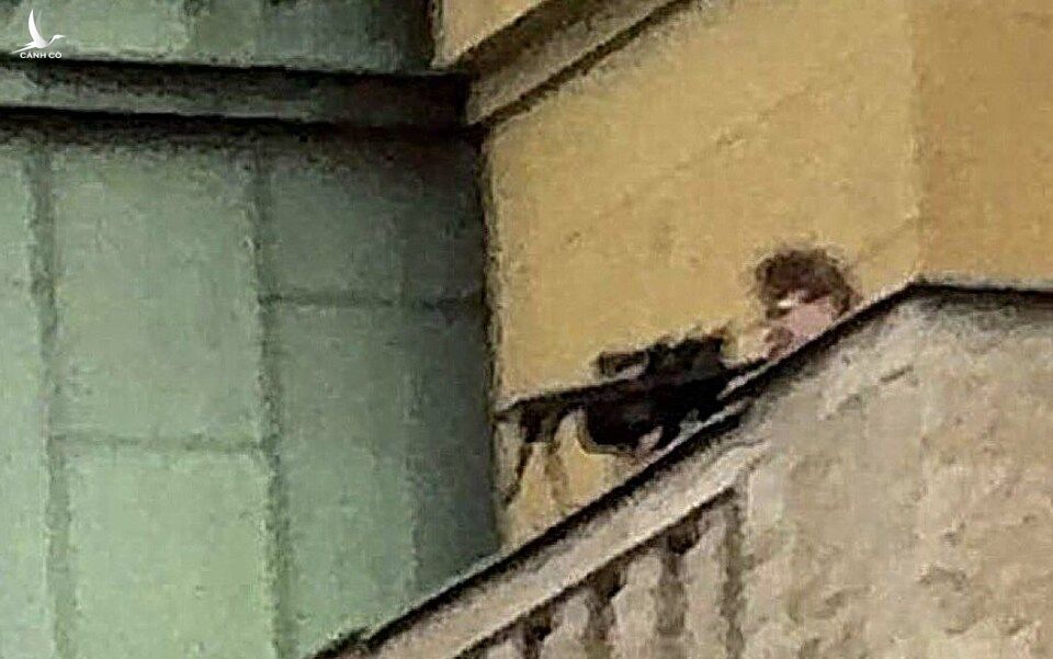 Nghi phạm xả súng từ lối đi trên sân thượng của tòa nhà Đại học Charles ngày 21/12.
