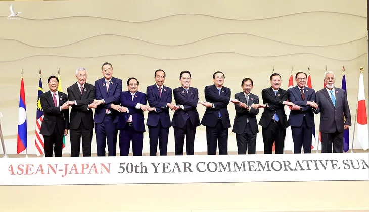 Thủ tướng Phạm Minh Chính và các lãnh đạo ASEAN, Nhật Bản bắt tay theo phong cách ASEAN tại Hội nghị kỷ niệm 50 năm quan hệ hai bên.
