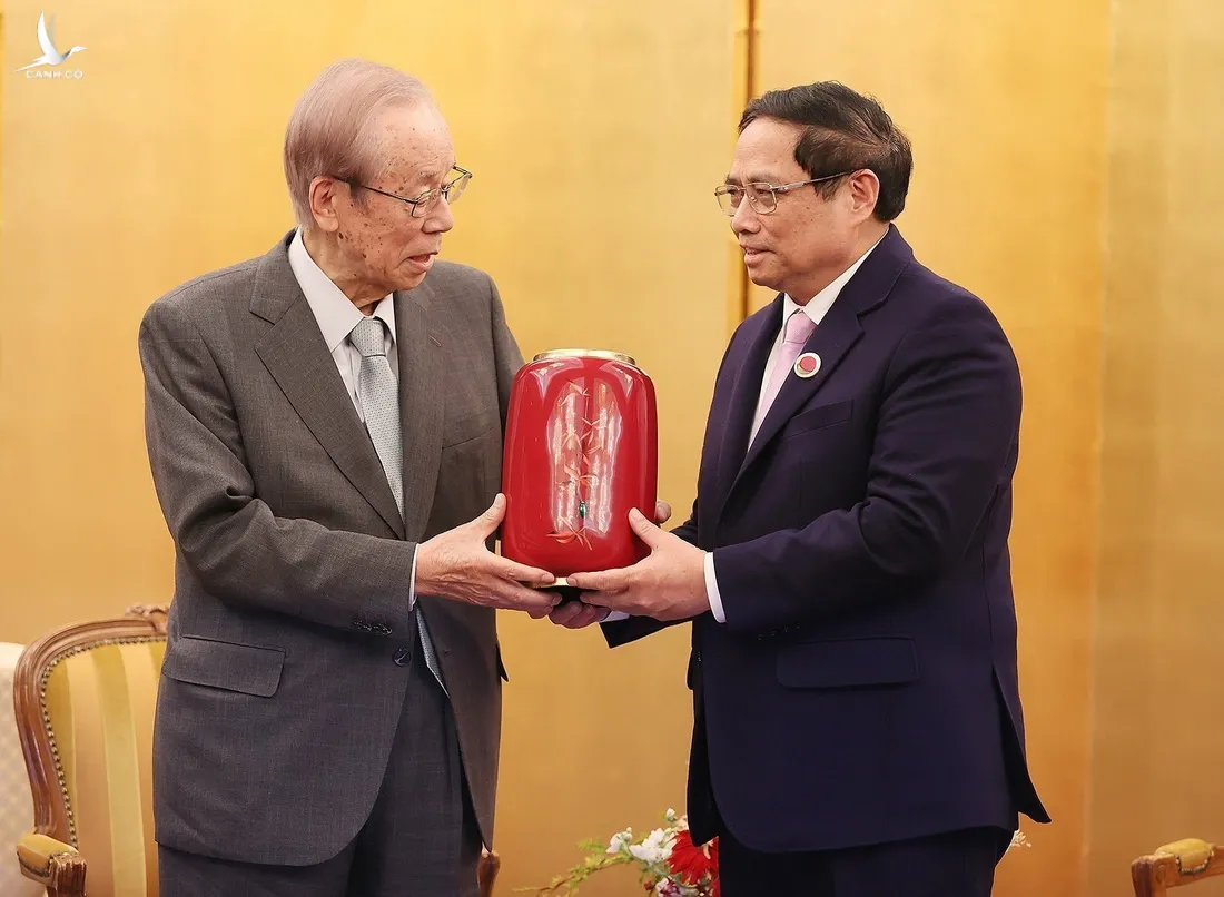 Người đứng đầu Chính phủ Việt Nam tặng quà, cảm ơn những tình cảm của ông Fukuda Yasuo và các thành viên trong gia đình dành cho Việt Nam