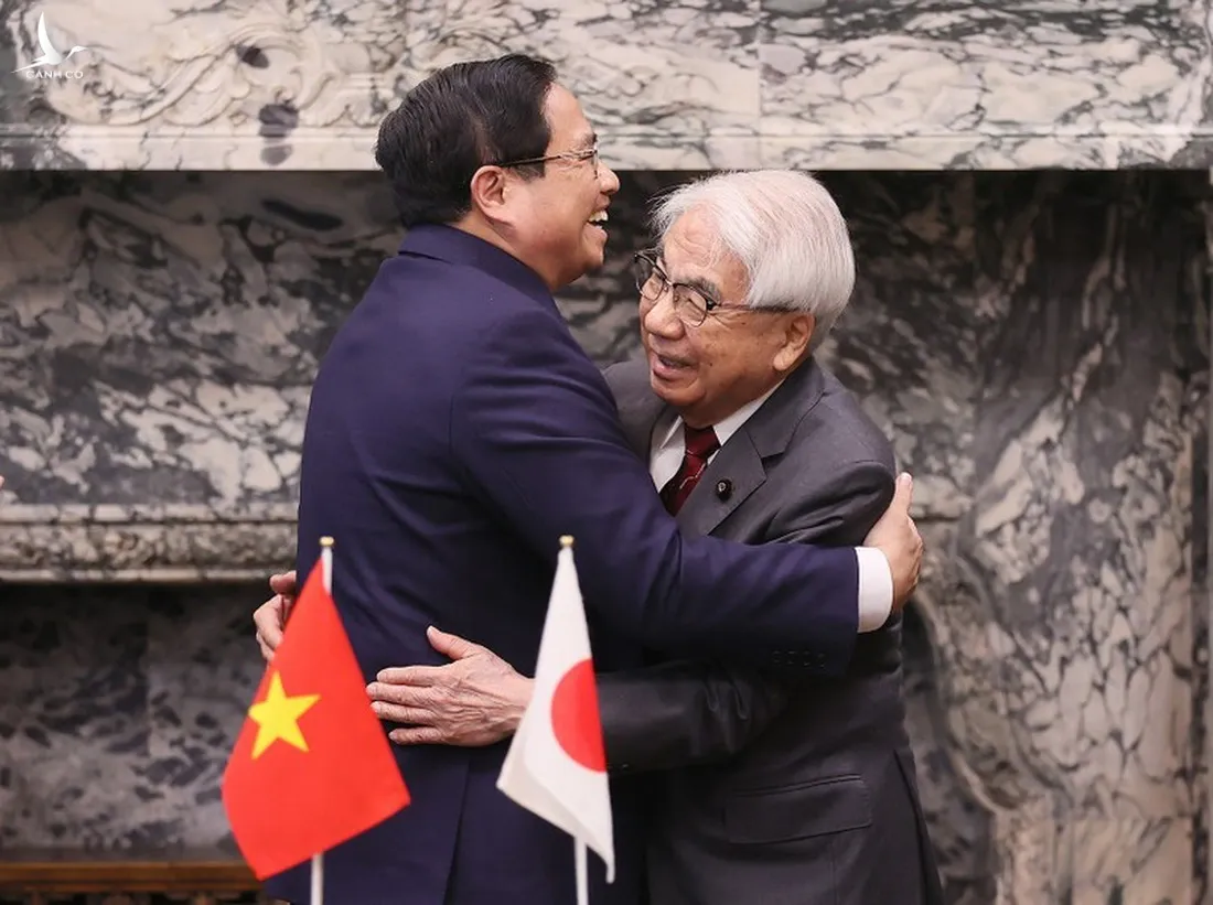 Thủ tướng Phạm Minh Chính và Chủ tịch Thượng viện Nhật Bản Otsuji Hidehisa ôm chầm nhau khi gặp