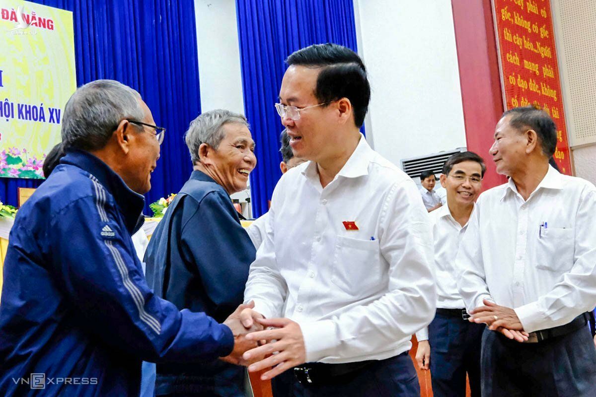 Chủ tịch nước Võ Văn Thưởng thăm hỏi người dân Đà Nẵng sau buổi tiếp xúc cử tri. 
