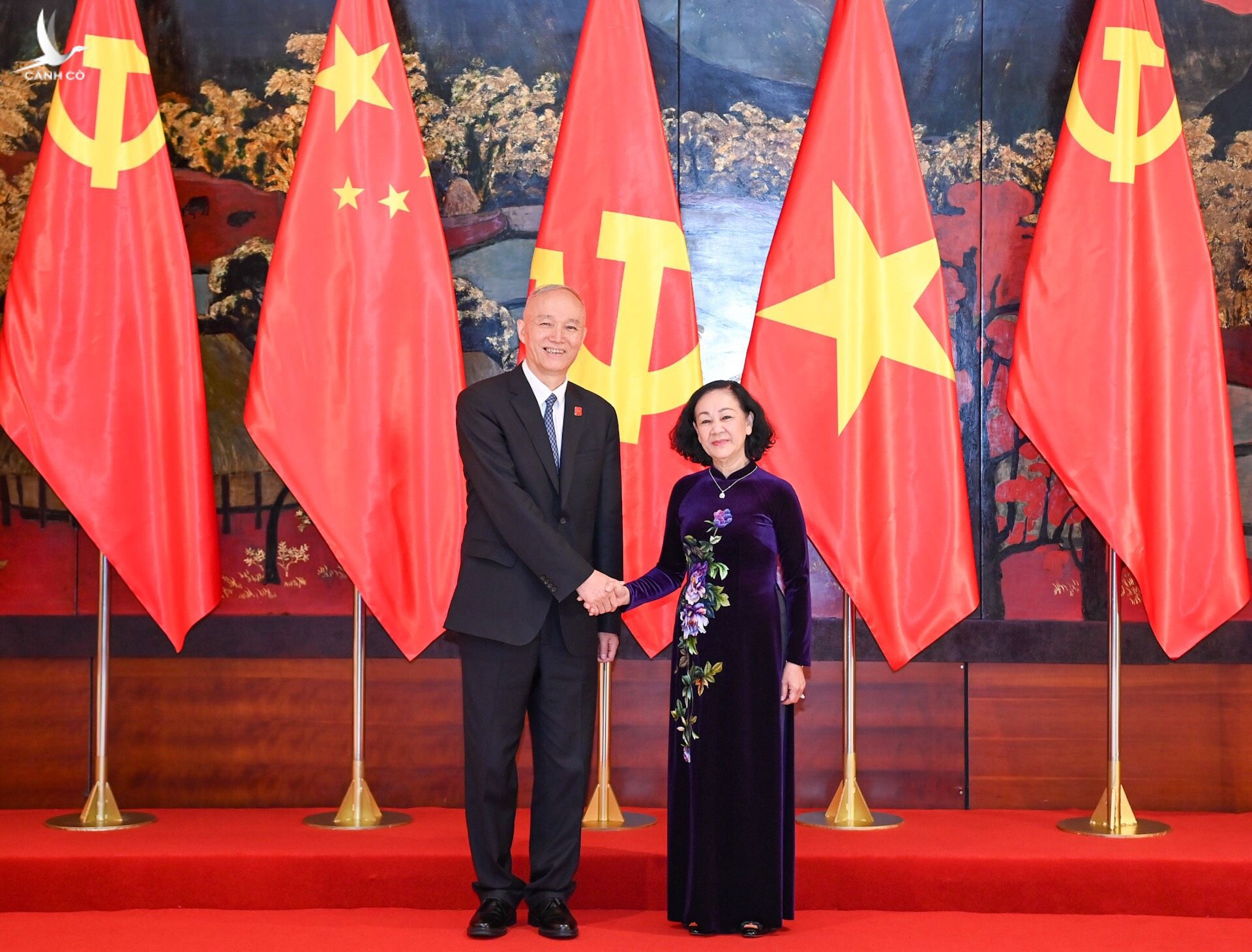 Thường trực Ban Bí thư Trương Thị Mai (phải) và Bí thư Ban Bí thư đảng Cộng sản Trung Quốc Thái Kỳ trong cuộc gặp tối 12/12. 