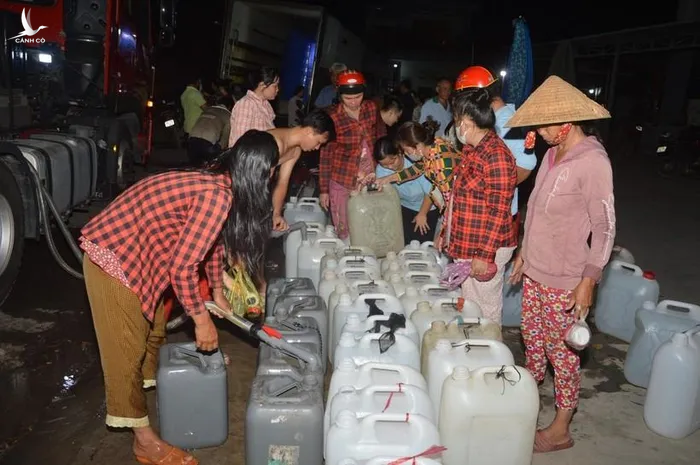 Người dân tỉnh Tiền Giang tập trung lấy nước tại các điểm cấp nước miễn phí.