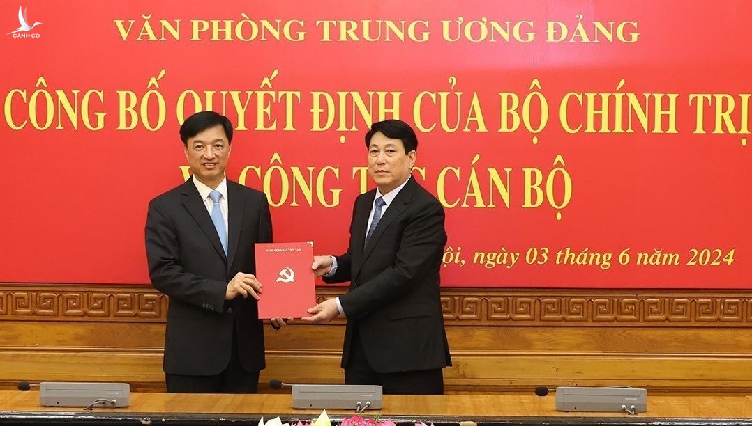 Thượng tướng Nguyễn Duy Ngọc (trái) nhận quyết định phân công của Bộ Chính trị từ đại tướng Lương Cường, Ủy viên Bộ Chính trị, Thường trực Ban Bí thư.
