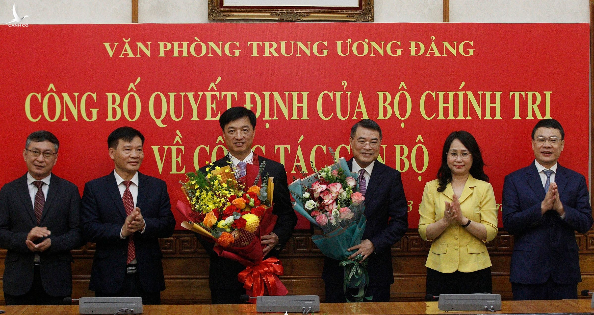 Các Phó chánh văn phòng Trung ương Đảng tặng hoa chúc mừng ông Lê Minh Hưng (thứ 3 từ phải qua - Trưởng ban Tổ chức Trung ương, nguyên Chánh văn phòng Trung ương Đảng) và ông Nguyễn Duy Ngọc (tân Chánh văn phòng Trung ương Đảng).