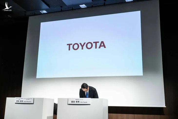 Chủ tịch HĐQT Toyota - Akio Toyoda cúi đầu xin lỗi trong cuộc họp báo ngày 3/6/2024.
