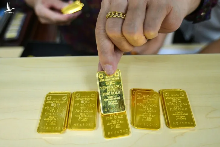 Chủ tịch UBND TP.HCM yêu cầu SJC tăng năng lực sản xuất vàng miếng lượng lớn.