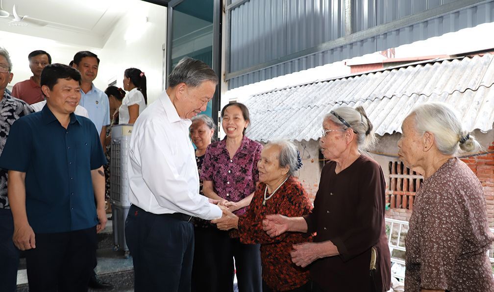 Tổng bí thư Tô Lâm hỏi thăm sức khỏe, đời sống của người cao tuổi.