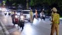 CSGT hóa trang ‘chỉ điểm’ hàng chục ‘ma men’ tự lái xe sau khi rời quán nhậu