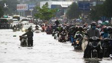 Sài Gòn mưa to ngập đường, giao thông tê liệt