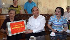 Thủ tướng Nguyễn Xuân Phúc thăm, tặng quà các gia đình chính sách tỉnh Yên Bái