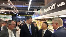 Đại sứ Mỹ đi siêu thị Việt quảng bá quả việt quất