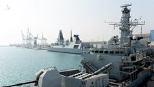 Nghẹt thở vụ chiến hạm Anh chĩa súng vào 5 tàu vũ trang Iran