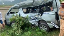 Tai nạn nghiêm trọng: Tàu lửa tông xe 16 chỗ, 3 người tử vong tại chỗ