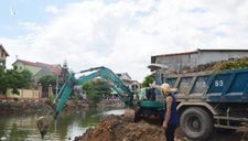 Xót xa thấy kênh đầy rác, Tý “khùng” bỏ tiền thuê máy làm sạch
