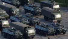 Trung Quốc diễu hành xe tăng thiết giáp: “Bóng ma” Thiên An Môn sắp vào Hong Kong?