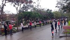 Phản cảm với “hàng tiêu binh” đón lãnh đạo