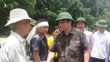 Đồng chí Phạm Minh Chính thăm hỏi, động viên người dân bản Sa Ná bị thiệt hại do lũ lụt