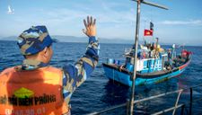 Thủ tướng tận tay trao cờ cho ngư dân bám biển – hơn cả một biểu tượng