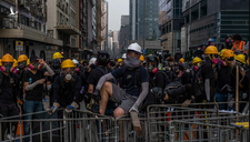 NÓNG: Người dân Hong Kong tổ chức biểu tình quy mô lớn tuần thứ 13 liên tiếp