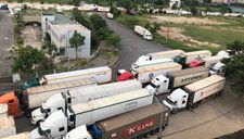 Trung Quốc siết thông quan, 500 xe container thanh long ách tắc tại cửa khẩu Lào Cai