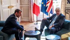 Hình ảnh gác chân gây sốc của Thủ tướng Anh khi gặp Tổng thống Pháp