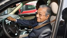 Tự cầm lái xe VinFast, Thủ tướng 94 tuổi của Malaysia: “Xe rất khoẻ, thiết kế rất đẹp, tiếc là tôi chỉ lái được có 100km/h thôi”